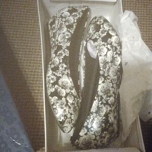 Brand new pair of women's shoes size 10 wide they are Angel steps